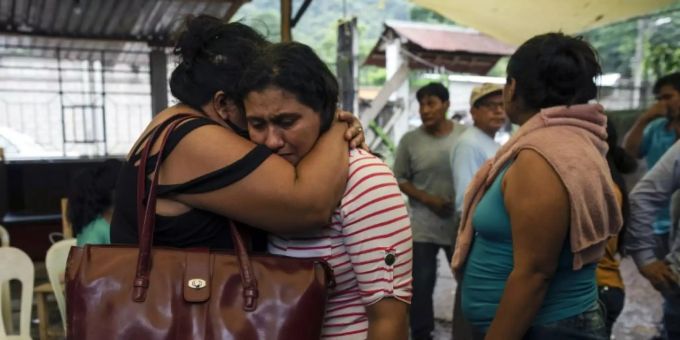 Angehörige bei der Beerdigung einer ermordeten Journalistin in Mexiko Angehörige bei der Beerdigung einer ermordeten Journalistin in Mexiko