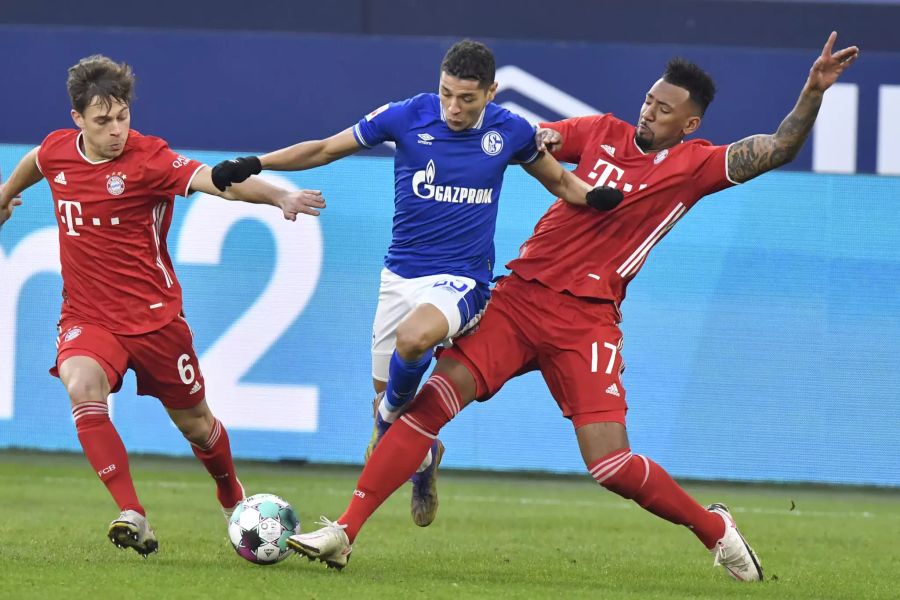 Schalkes Amine Harit (m.) wird von Joshua Kimmich (l.) und Jerome Boateng (r.) bedrängt.