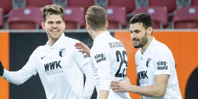 Augsburger Matchwinner gegen Union: Florian Niederlechner (l). Foto: Matthias Balk/dpa