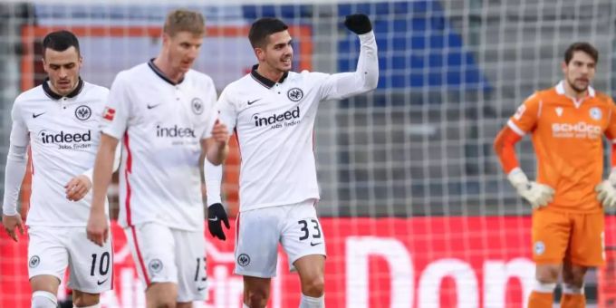 Die Frankfurter um Filip Kostic (r) brillierten in Bielefeld. Foto: Friso Gentsch/dpa