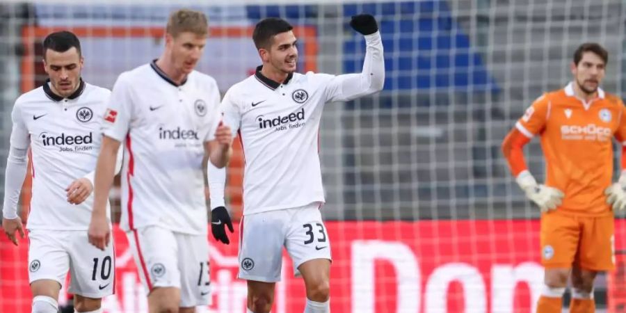 Die Frankfurter um Filip Kostic (r) brillierten in Bielefeld. Foto: Friso Gentsch/dpa