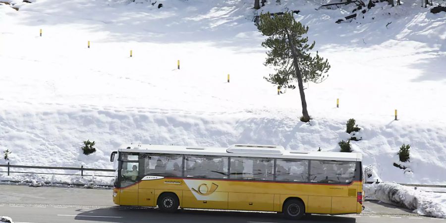 Ein Postauto auf dem Weg zum Fuorn Pass in der Nähe von Zernez GR. Wegen der Coronapandemie waren viel weniger Personen mit Posautos unterwegs. (Archivbild)