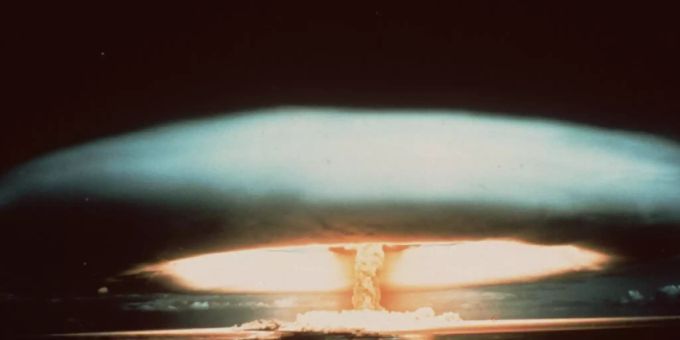 Nuclear mushroom explosion