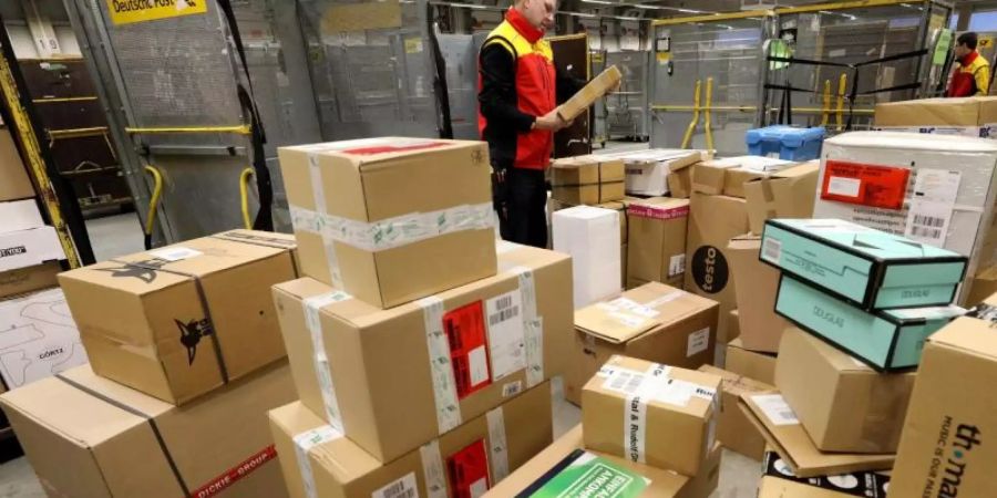 Wegen «Brexit-Zollgebühren lehnen viele britische Textilhändler Retouren ab. Foto: Bernd Wüstneck/dpa-Zentralbild/dpa