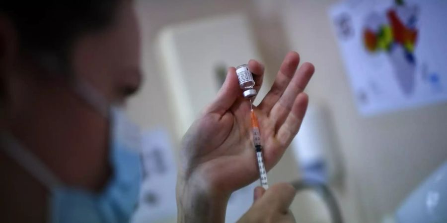 Der Impfstoff von Pfizer und Biontech am Institut Pasteur in Paris