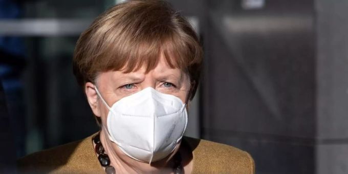 Bundeskanzlerin Angela Merkel (CDU) verlässt nach einer Pressekonferenz zur aktuellen Lage das Haus der Bundespressekonferenz. Foto: Bernd von Jutrczenka/dpa Bundeskanzlerin Angela Merkel (CDU) verlässt nach einer Pressekonferenz zur aktuellen Lage das Haus der Bundespressekonferenz. Foto: Bernd von Jutrczenka/dpa