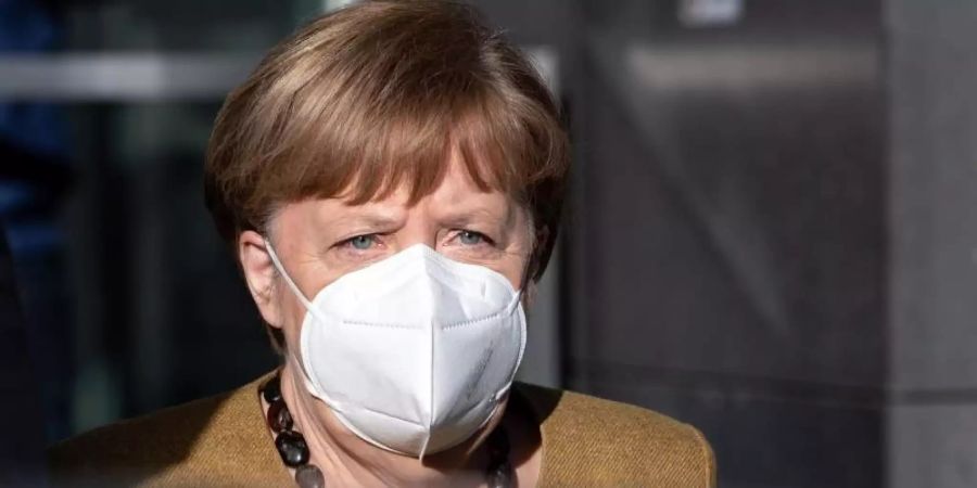 Bundeskanzlerin Angela Merkel (CDU) verlässt nach einer Pressekonferenz zur aktuellen Lage das Haus der Bundespressekonferenz. Foto: Bernd von Jutrczenka/dpa