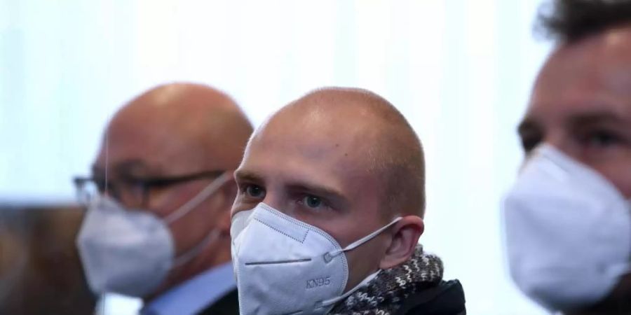 Der Angeklagte Stephan Balliet (M) sitzt zu Beginn des 20. Prozesstages zwischen seinen Verteidigern Hans-Dieter Weber (l) und Thomas Rutkowski im Landgericht. Foto: Ronny Hartmann/dpa-Zentralbild/dpa