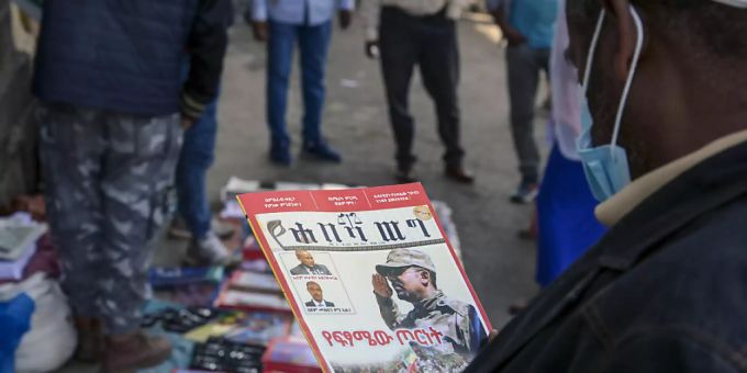 Äthiopier lesen Zeitungen und Zeitschriften, die über die aktuelle militärische Konfrontation im Land berichten. Äthiopien