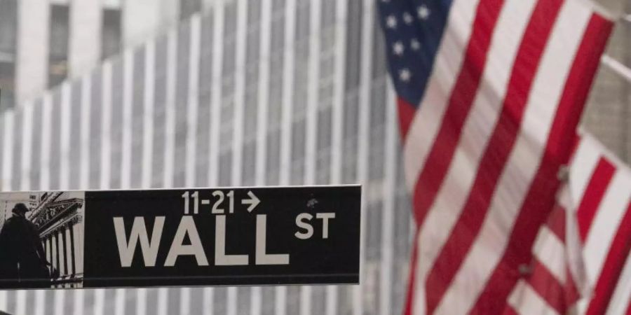 Die New Yorker Börse hat ihren Sitz an der Wall Street. Diese durchlebt eine späte Talfahrt. Foto: Mark Lennihan/AP/dpa