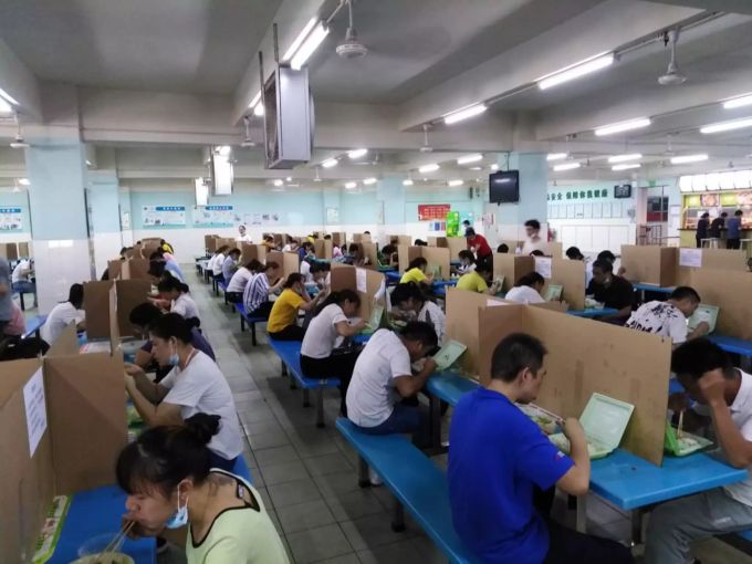 Bild aus einer Mattel-Fabrik in China. Die von «Solidar Suisse» untersuchte Fabrik «Dongguan Changan» beschäftigt 2300 Arbeitnehmende. Mattel Fabrik