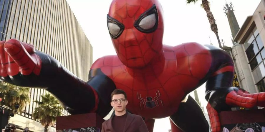 Da war die Welt noch in Ordnung: Tom Holland bei der Weltpremiere von «Spider-Man: Far From Home» in Los Angeles (2019). Foto: Chris Pizzello/Invision/dpa