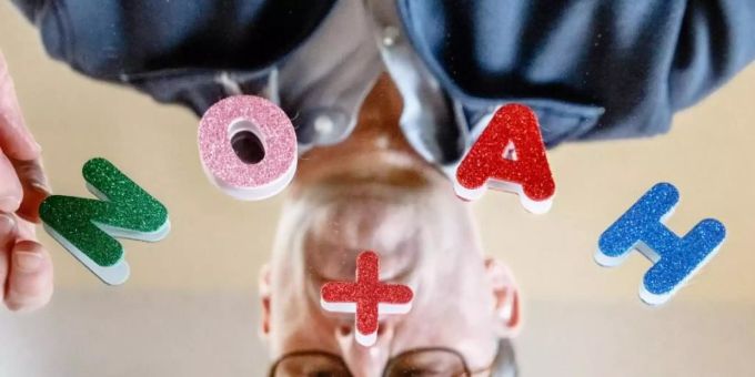 Der Ahrensburger Vornamen-Experten Knud Bielefeld hat die beliebtesten Vornamen des Jahres 2020 erhoben: Die Sieger sind Mia und Noah. Foto: Markus Scholz/dpa Der Ahrensburger Vornamen-Experten Knud Bielefeld hat die beliebtesten Vornamen des Jahres 2020 erhoben: Die Sieger sind Mia und Noah. Foto: Markus Scholz/dpa