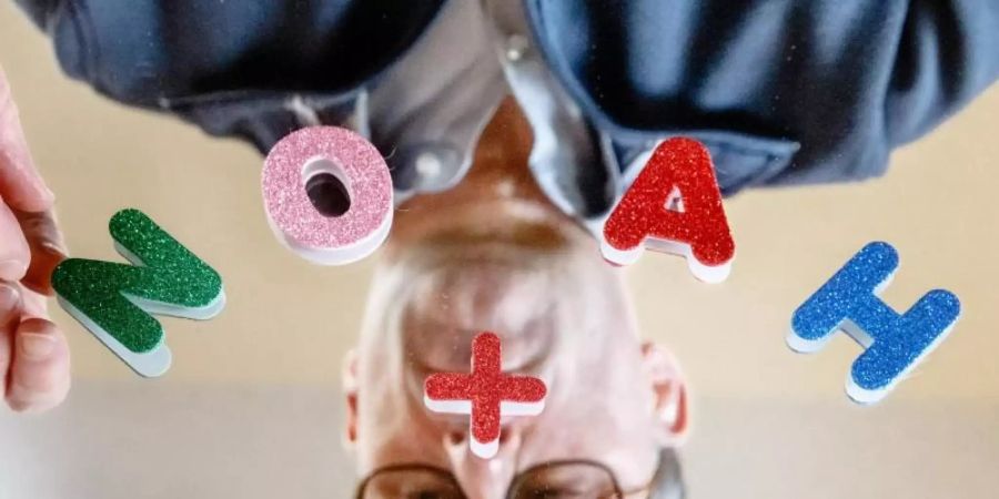 Der Ahrensburger Vornamen-Experten Knud Bielefeld hat die beliebtesten Vornamen des Jahres 2020 erhoben: Die Sieger sind Mia und Noah. Foto: Markus Scholz/dpa