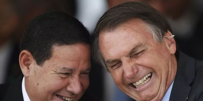 ARCHIV - Der brasilianische Präsident Jair Bolsonaro, rechts im Bild, mit Hamilton Mourão, dem brasilianischen Vizepräsidentnem. Foto: Eraldo Peres/AP/dpa ARCHIV - Der brasilianische Präsident Jair Bolsonaro, rechts im Bild, mit Hamilton Mourão, dem brasilianischen Vizepräsidentnem. Foto: Eraldo Peres/AP/dpa