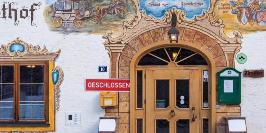 Bereits an den Feiertagen strömten viele Tagesausflügler in die Alpenregionen und sorgten für blockierte Zufahrtsstrassen. Zum Jahreswechsel befürchten die Regionen Ähnliches. Foto: Peter Kneffel/dpa