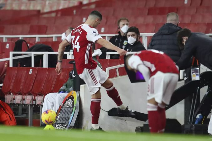 Granit Xhaka nach seinem Platzverweis gegen Burnley. Arsenal verliert die Partie nach einem Aubameyang-Eigentor mit 0:1. Arsenal FC Granit Xhaka