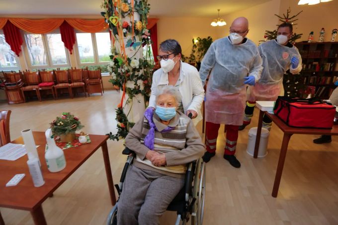 Die Heimbewohnerin Edith Kwoizalla ist mit ihren 101 Jahren die erste, die am Samstag vor dem offiziellen Impfstart in Deutschland gegen das Coronavirus geimpft wurde. Coronavirus - Impfbeginn Sachsen-Anhalt