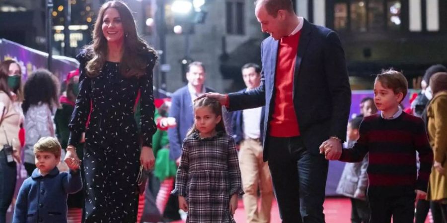 Prinz William und Kate haben sich erstmals mit allen drei Kindern auf einem roten Teppich gezeigt.