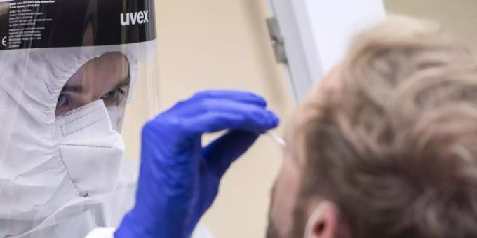 Wer aus einem offiziellen Corona-Risikogebiet zurückkehrt, muss sich 14 Tage in Quarantäne begeben oder einen negativen Text vorweisen können. Foto: Marius Becker/dpa Wer aus einem offiziellen Corona-Risikogebiet zurückkehrt, muss sich 14 Tage in Quarantäne begeben oder einen negativen Text vorweisen können. Foto: Marius Becker/dpa