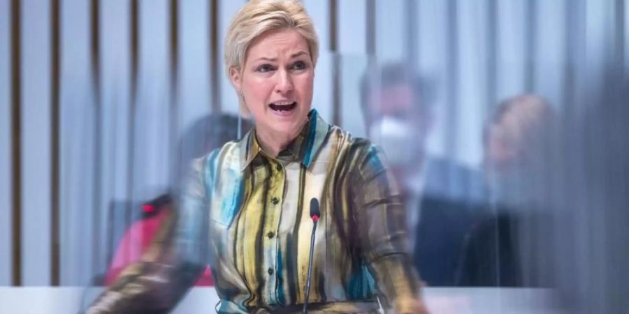 Mecklenburg-Vorpommerns Ministerpräsidentin Manuela Schwesig wirbt bei der Sondersitzung des Landtags für den Weiterbau der Gasleitung Nord Stream 2. Foto: Jens Büttner/dpa-Zentralbild/dpa