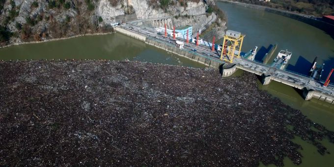 Plastikflaschen, Holzbretter, rostige Fässer und andere Müll schwimmt im Fluss Drina vor einem Damm. Die Balkanstaaten haben kein optimales System zur Abfallverwertung, weswegen Müll oft in Flüssen landen. Müll Bosnien und Herzegowina