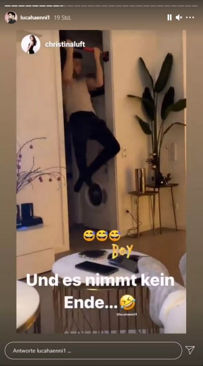 Luca Hänni macht Klimmzüge im Wohnzimmer. luca
