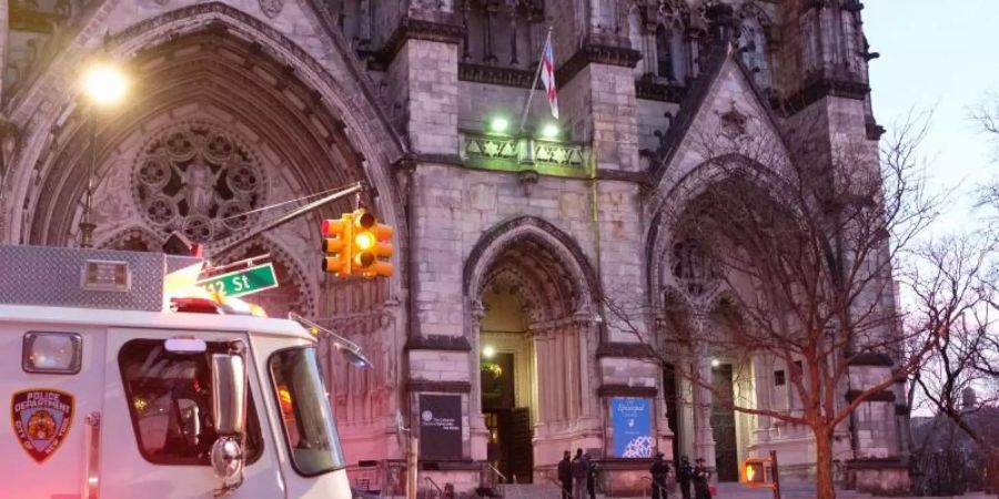 Polizei-Einheiten stehen vor der Kathedrale Saint John the Divine im Stadtteil Manhattan. Hier hatte ein Mann Schüsse abgefeuert. Foto: Gardiner Anderson/TNS via ZUMA Wire/dpa