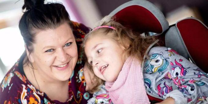 Trotz der erschwerten Bedingungen durch die Corona-Pandemie war Katharina Kuhlemann im vergangenen Jahr mit Emma für vier Wochen im Kinderhospiz Löwenherz in Syke. Foto: Hauke-Christian Dittrich/dpa Trotz der erschwerten Bedingungen durch die Corona-Pandemie war Katharina Kuhlemann im vergangenen Jahr mit Emma für vier Wochen im Kinderhospiz Löwenherz in Syke. Foto: Hauke-Christian Dittrich/dpa