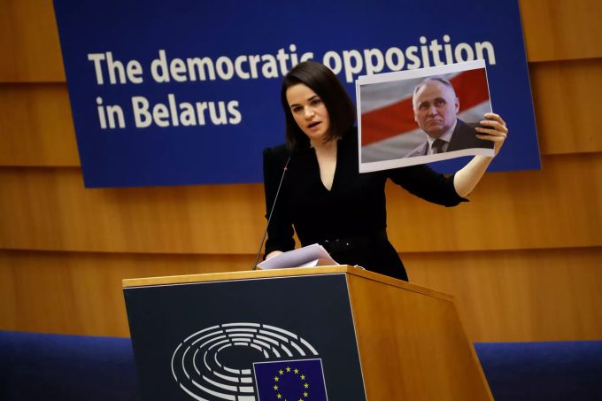 Swetlana Tichanowskaja, belarussische Bürgerrechtlerin und Oppositionspolitikerin, hält ein Bild des belarussischen Politikers Nikolaj Statkewitsch in die Höhe, während sie eine Rede anlässlich der Verleihung des Sacharow-Preises im Europäischen Parlament hält. Belarussische Oppositionelle empfangen Sacharow-Preis