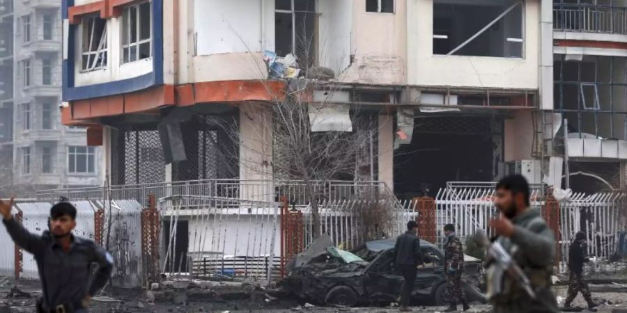 Afghanisches Sicherheitspersonal am Ort des mutmasslichen Bombenanschlags in Kabul. Foto: Rahmat Gul/AP/dpa