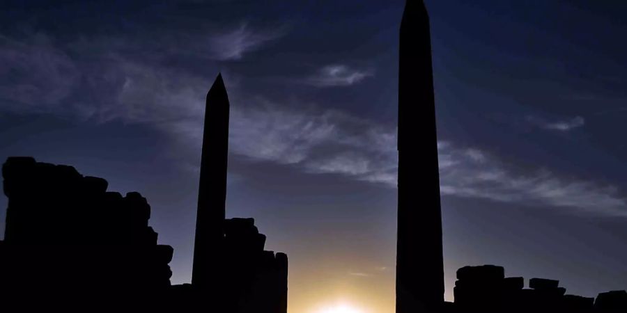 ARCHIV - Wintersonnenwende am 21. Dezember hinter den Ruinen der Karnak-Tempel in Ägypten. Foto: Radwan Abou Elmagd/Almasry  Alyo/ALMASRY ALYOUM/dpa