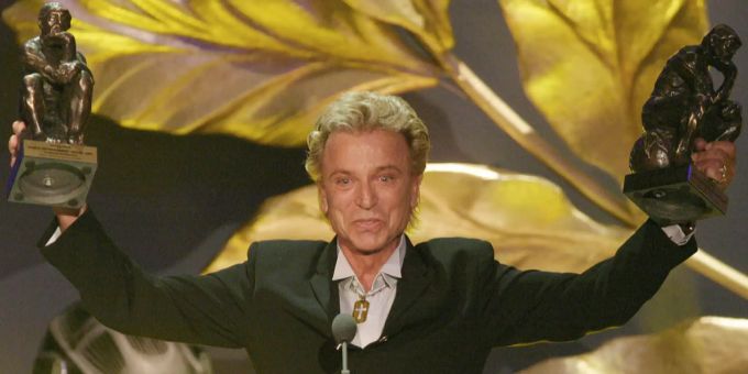 Siegried Fischbach posiert mit dem World Entertainment Award 2003. siegfried roy