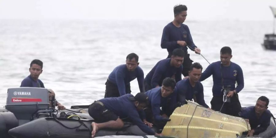 Bei der Suche nach dem verschollenen Passagierflugzeug sind im Meer Leichenteile und Trümmer entdeckt worden. Foto: Achmad Ibrahim/AP/dpa