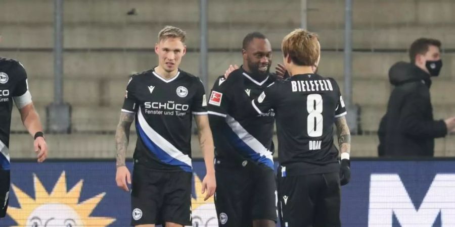 Erleichtert Dank eines Tores von Reinhold Yabo (2.v.r) kann Arminia Bielefeld die Abstiegsränge verlassen. Foto: Friso Gentsch/dpa