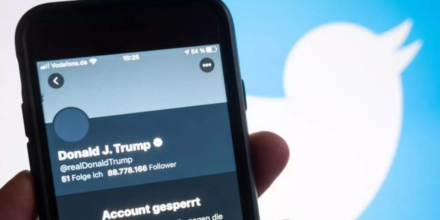 Vor einem drohenden Amtsenthebungsverfahren wegen «Anstiftung zum Aufruhr» hat der abgewählte US-Präsident Donald Trump mit einer Twitter-Sperre seine wichtigste Kommunikationsplattform verloren. Foto: Christophe Gateau/dpa