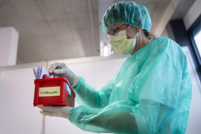 Eine Fachfrau Gesundheit betrachtet am Freitag, den 23. Oktober 2020 in Courroux eine Patienten-Probe im Covid-Screeningzentrum des Jura. Coronavirus Jura