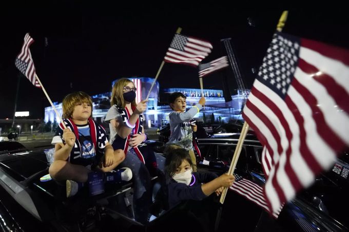 Die Fans von Joe Biden warten im Auto auf die erste Rede des gewählten Präsidenten. Election 2020 Biden