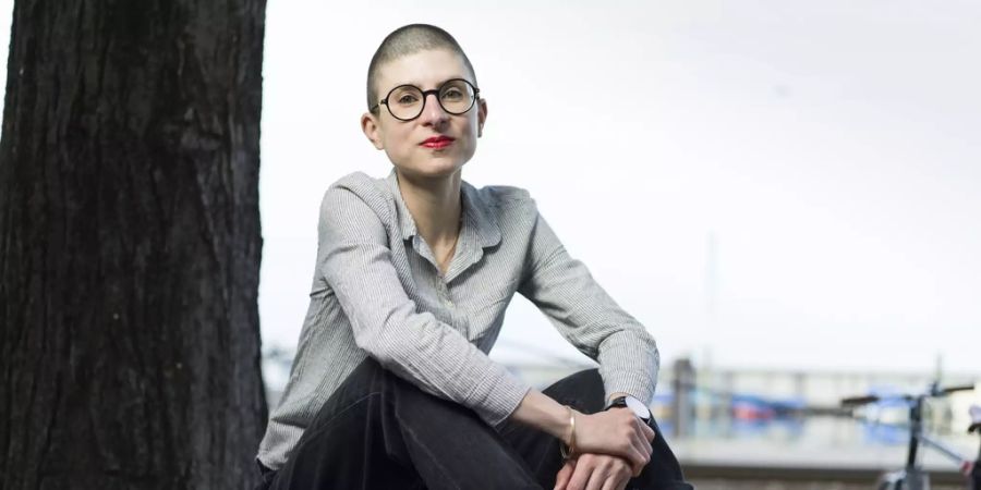Anna Stern heisst die Trägerin des Schweizer Buchpreises 2020. Ausgezeichnet wurde sie für ihren Roman «das alles hier, jetzt.».