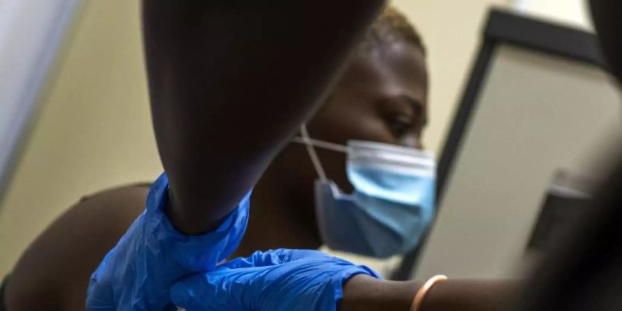 Südafrika hat geplante Impfungen mit dem Astrazeneca-Impfstoff vorübergehend gestoppt, weil eine Studie auf eine begrenzte Wirkung des Vakzins gegen die in dem Land aufgetauchte Corona-Variante hindeutet. Foto: Jerome Delay/AP/dpa