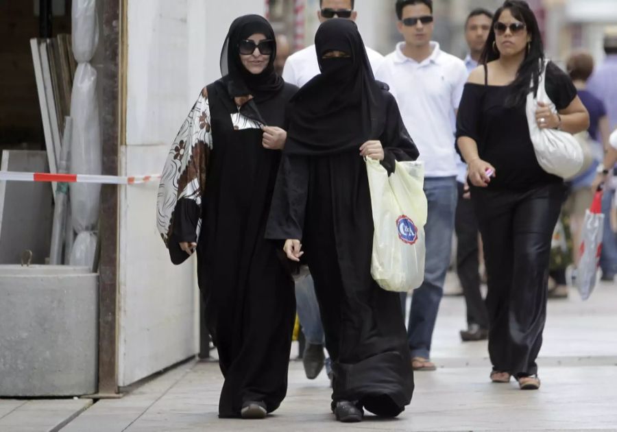 Zwei Frauen mit Burka.