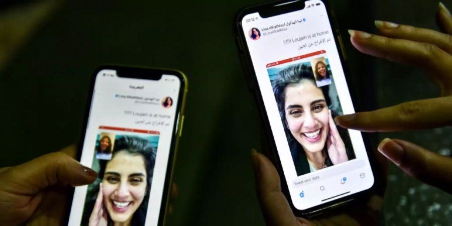 Frauen lesen in Riad Tweet zur Freilassung