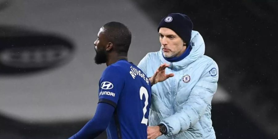 Chelsea-Trainer Thomas Tuchel (r) klatscht mit Antonio Rudiger ab. Foto: Neil Hall/PA Wire/dpa