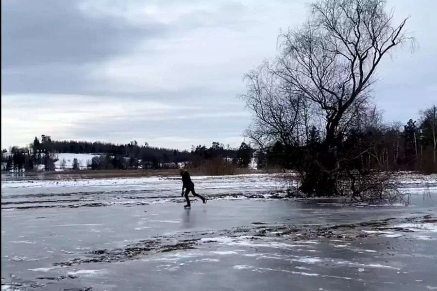 Ein einsamer Schlittschuhläufer auf dem Pfäffikersee ZH.