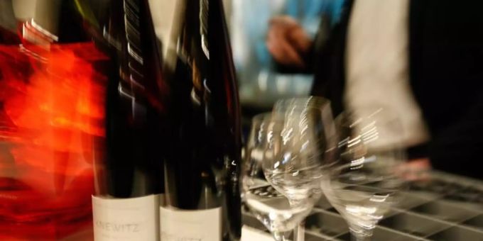 Laut einer DAK-Umfrage finden es 65 Prozent der Befragten grundsätzlich sinnvoll, mehrere Wochen auf Alkohol, Süssigkeiten oder handy zu verzichten. Foto: Gerald Matzka/dpa-Zentralbild/dpa Laut einer DAK-Umfrage finden es 65 Prozent der Befragten grundsätzlich sinnvoll, mehrere Wochen auf Alkohol, Süssigkeiten oder handy zu verzichten. Foto: Gerald Matzka/dpa-Zentralbild/dpa