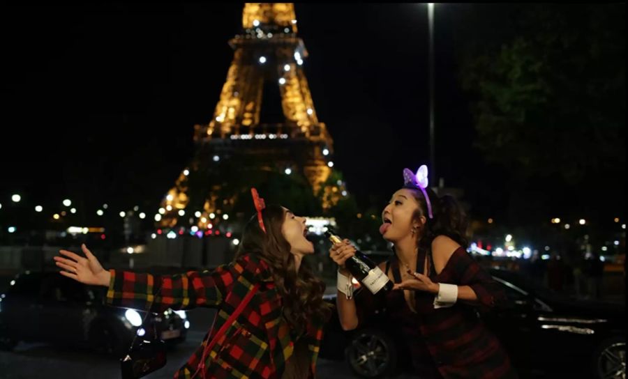 Lily Collins und Ashley Park in «Emily in Paris» (2020)