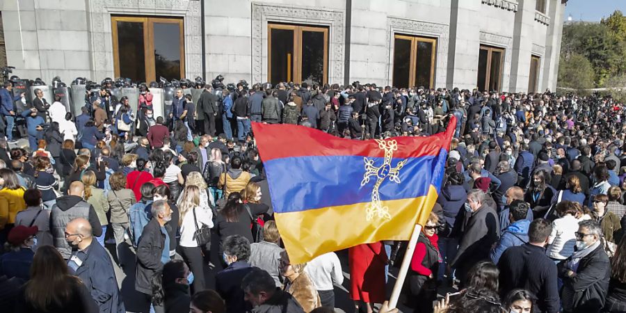 Die Proteste gegen das Abkommen zur Einstllung der Kämpfe um die Region Berg-Karabach brechen nicht ab. Foto: Dmitri Lovetsky/AP/dpa