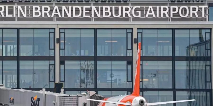 Ein Passagierflugzeug der britischen Fluggesellschaft Easyjet an einem Gate am Terminal 1 vom Hauptstadtflughafen Berlin Brandenburg «Willy Brandt» (BER). Foto: Patrick Pleul/dpa-Zentralbild/dpa