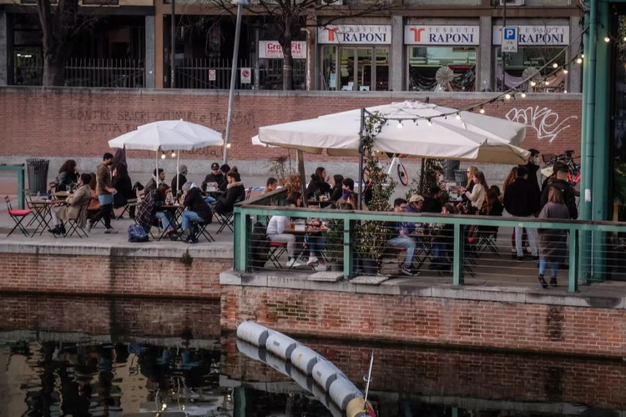 Auch in Milan versammelten sich viele Menschen in den Bars.