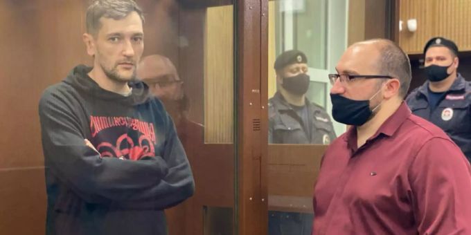 Alexej Nawalnys jüngerer Bruder Oleg (l) nimmt an einer Kautionsanhörung im Moskauer Bezirksgericht Twerskoj teil. Oleg nawalny